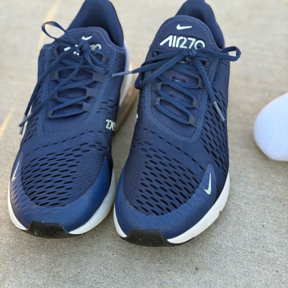 Men’s Nike air270 sz 9. Like new worn twice. No rips/tears. - Picture 7 of 8